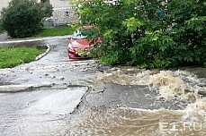 В Екатеринбурге затопило улицу из-за лопнувшей трубы